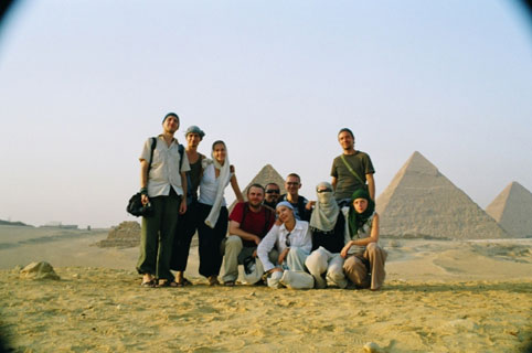 Kair, Egipt 2006; na zdjęciu (od lewej): Tomasz Wierzbowski, Matej Matejka, Ditte Berkeley, Jarosław Fret, Przemysław Błaszczak, Kamila Klamut, Tomasz Bojarski, Aleksandra Kotecka i Ewa Pasikowska