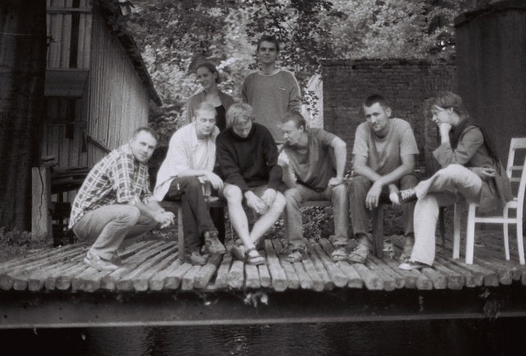 Na zdjęciu (od lewej): Jarosław Fret, Ditte Berkeley, Dawid Zysnarski, Sławomir Kupczak, Marek Żerański, Dominik Kościelak, Łukasz Grabek, Ewa Pasikowska, Brzezinka 2002-2003