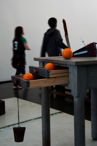 Instalacja prezentowana w Museum of Contemporary Art Chicago, składająca się z elementów scenografii do przedstawień Teatru ZAR, Stany Zjednoczone 2012, fot. Magdalena Mądra